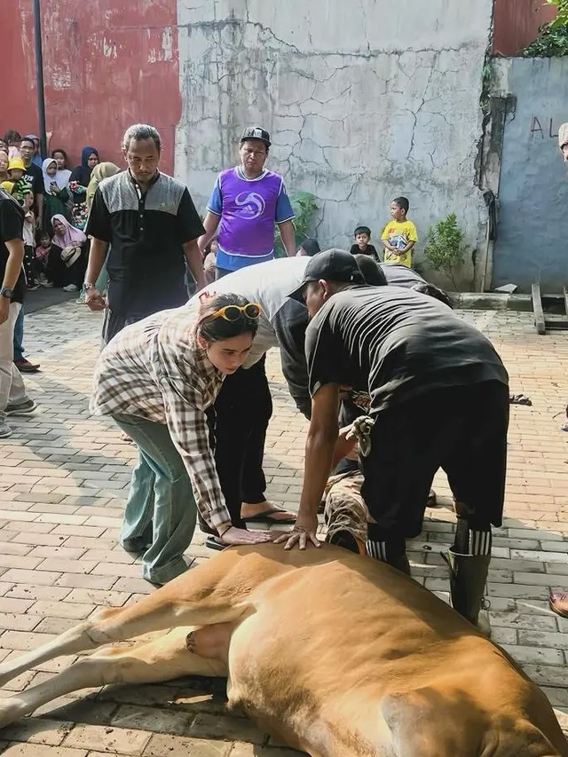 8 Gaya Seleb Bareng Hewan Kurbannya di Idul Adha 2024, dari Fuji An hingga Vicky Shu