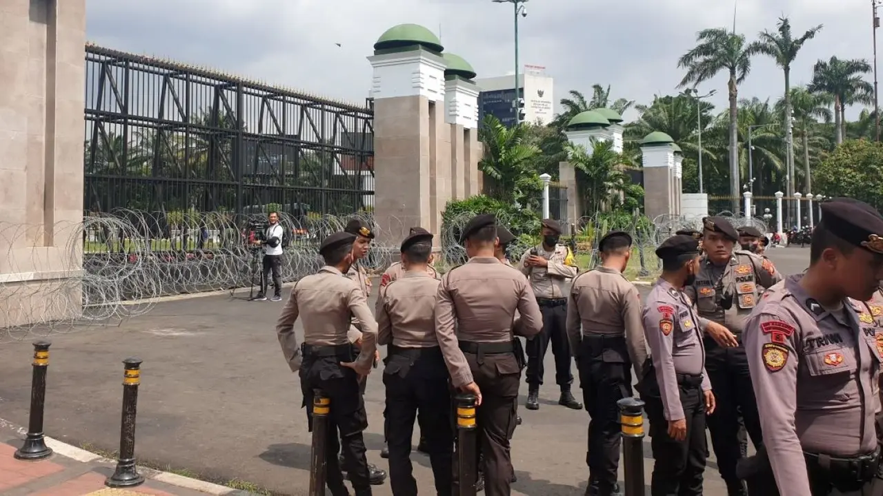 Suasana jelang demo BBM di DPR