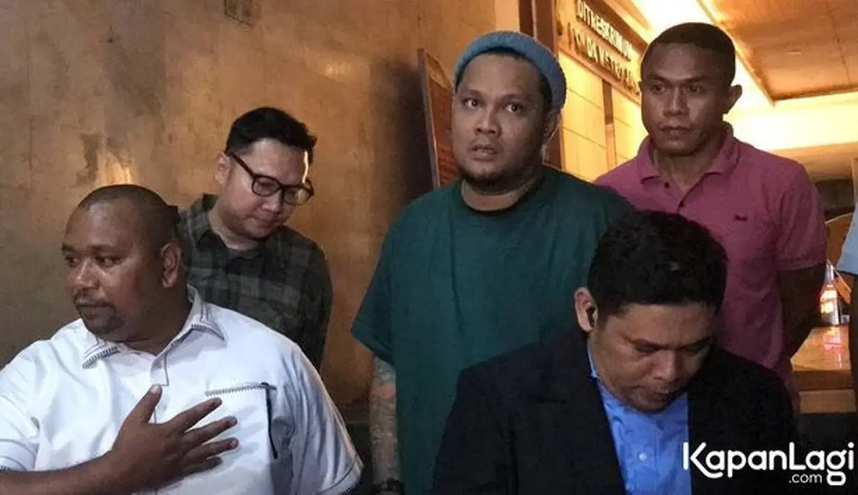 Kedatangan keduanya dengan agenda konfrontir. Setelah menjalani pemeriksaan, Tenri dan Virgoun membantah soal tudingan perzinaan. [Foto: KapanLagi.com/Dadan Eka Permana]