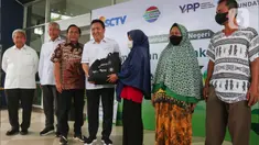 Presiden Direktur PT Adaro Energy Indonesia TBK Garibaldi Thohir bersama dengan Komisaris Independen PT Adaro Energy Indonesia TBK Budi Bowoleksono, Direktur Utama Indosiar/Ketua Umum Yayasan Pundi Amal Peduli Kasih (YPP), Komisaris Utama PT Adaro Energy Indonesia TBK Edwin Soeryadjaya menyerahkan paket sembako kepada warga di Studio 5 Indosiar, Jakarta Barat, Rabu (19/10/20). (Liputan6.com/Angga Yuniar)