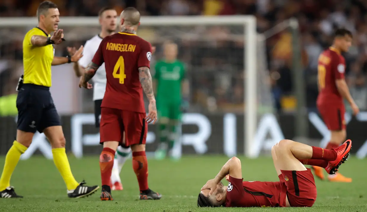 Pemain Roma Kostas Manolas jatuh di lapangan saat melawan Liverpool dalam pertanding semifinal Liga Champions di Stadion Olimpico, Roma (2/5). Kendati kalah, Liverpool tetap melangkah ke final dengan agregat 7-6. (AP/Alessandra Tarantino)