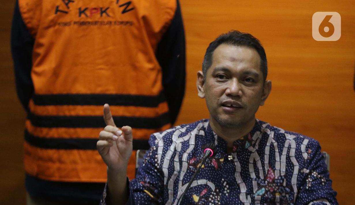 Wakil Ketua KPK, Nurul Ghufron saat rilis penahanan Bupati Bandung Barat Aa Umbara Sutisna dan anaknya Andri Wibawa di Gedung KPK, Jakarta, Jumat (9/4/2021). KPK menahan keduanya terkait dugaan korupsi pengadaan barang tanggap darurat pandemi COVID-19. (Liputan6.com/Helmi Fithriansyah)