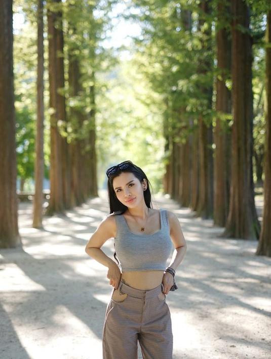 Potret Maria Vania Jalan-Jalan ke Korea Selatan, Pamer Body Hot dan