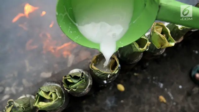 Intip Proses Pembuatan Lemang yang Banyak di Buru Selama Ramadan