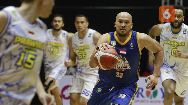 Foto: Aksi Memukau Arki Wisnu Saat Satria Muda Tumbangkan Prawira Bandung di IBL 2022