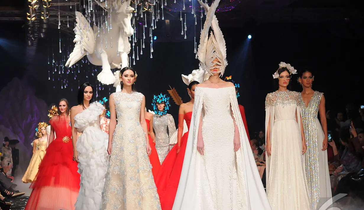 Para model memeragakan busana rancangan Didi Budiardjo di fashion show bertajuk 'Curiosity Cabinet', Hotel Mulia, Jakarta, Rabu (1/10/2014) (Liputan6.com/Faisal R Syam)