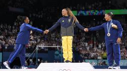 Dua pesenam Amerika Serikat, Simone Biles dan Jordan Chiles memberikan selamat kepada pesenam Brasil, Rebeca Andrade pada cabang olahraga senam Olimpiade Paris 2024 di Bercy Arena, Paris, Prancis, Senin (05/08/2024). (AP Photo/Abbie Parr)