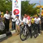 Sekda Kabupaten Indramayu, Ahmad Bahtira (dekat bendera) membuka Gowes Pesona Nusantara di Indramayu (istimewa)