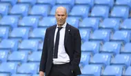 Pelatih Real Madird, Zinedine Zidane menyaksikan pemainnya bertanding melawan Manchester City pada leg kedua babak 16 besar Liga Champions di Etihad Stadium, Inggris (7/8/2020). City menang tipis 2-1 dan melaju ke perempat final unggul agregat 4-2 atas Madrid. (Peter Powell/Pool Photo via AP)