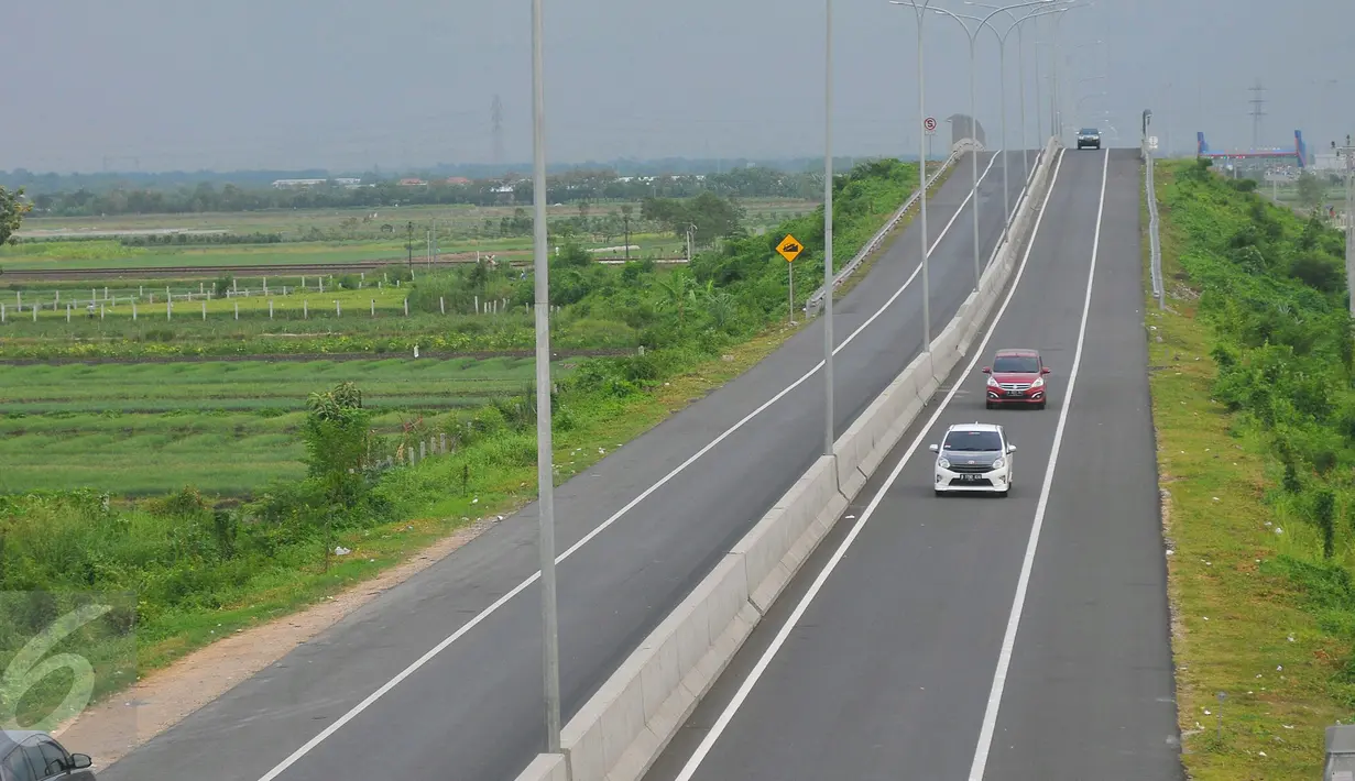 Kendaraan melintasi jalur keluar tol Berebes, Jawa Tengah, Jumat (23/12). Jelang libur Natal pintu keluar tol Berebes Timur masih cukup lancar.  (Liputan6.com/Angga Yuniar)