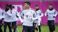 Penyerang Bayern Munchen Robert Lewandowski menghadiri sesi latihan di Munich, Jerman, 15 Februari 2022. Bayern Munchen akan melakoni laga tandang melawan RB Salzburg di Red Bull Arena dalam leg pertama 16 besar Liga Champions, Kamis (17/2) dini hari WIB. (Sven Hoppe/dpa via AP)