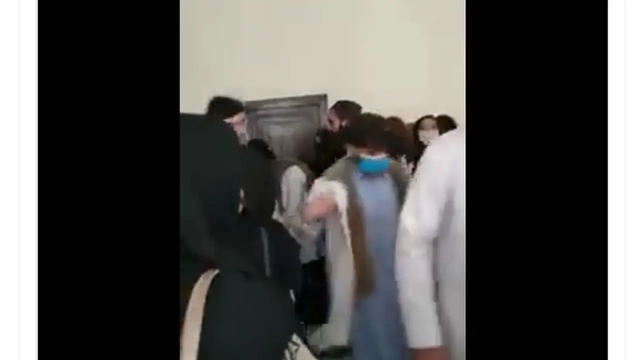 Video mahasiswa Afghanistan melakukan walk out.