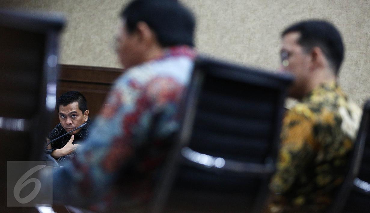 Terdakwa Mohamad (kiri) menyimak keterangan saksi dalam sidang kasus dugaan suap raperda tentang reklamasi di Pengadilan Tipikor, Senin (4/9). Sidang menghadirkan Gubernur DKI, Basuki 'Ahok' Tjahaja Purnama sebagai saksi. (Liputan6.com/Faizal Fanani)