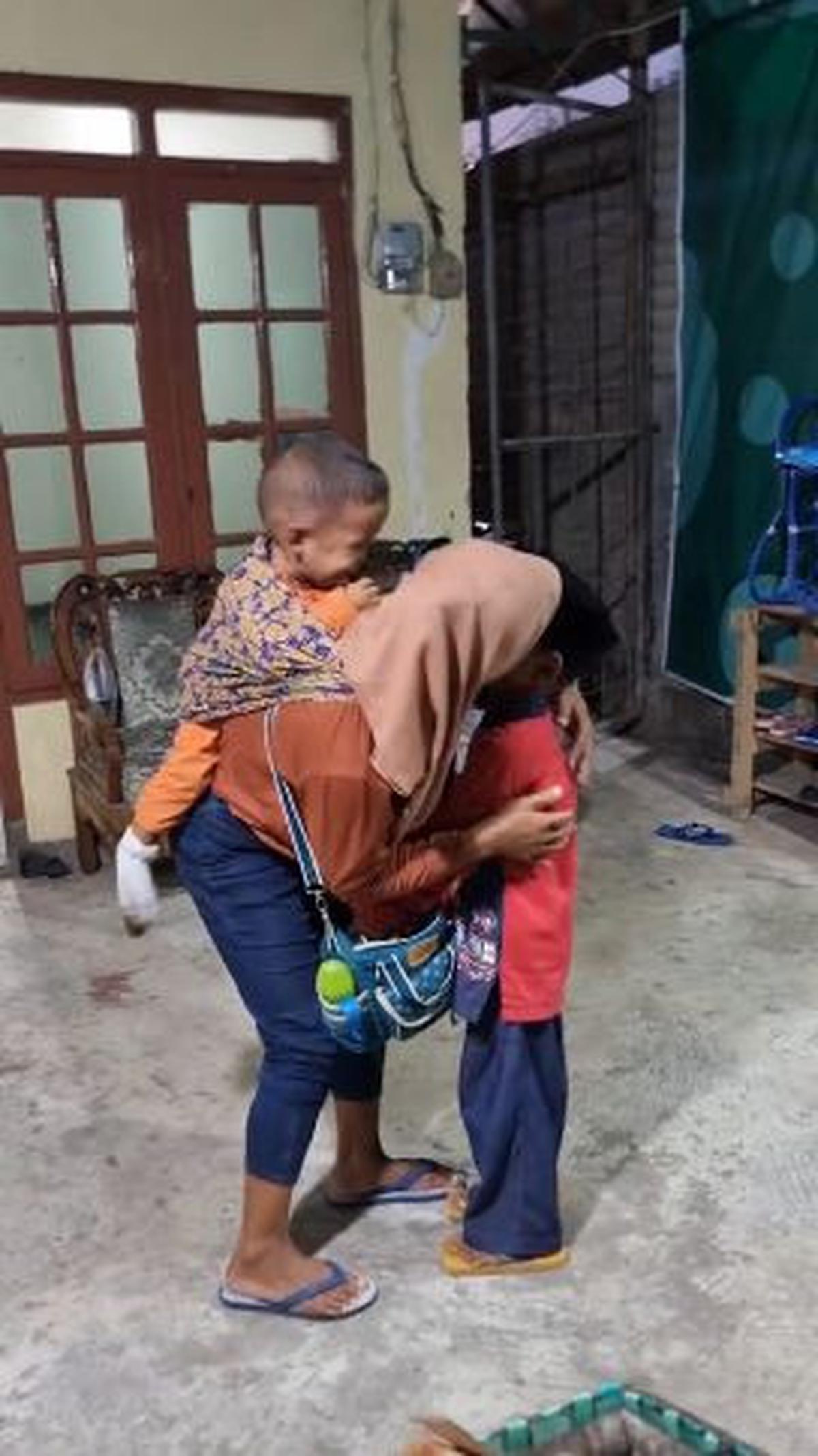 "Mama pulang dulu ya, yang sabar ya Nak. Pasti jadi anak sukses," ujar sang Ibu langsung memeluk putranya. <br>