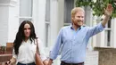 Lalu yang terakhir, Pangeran Harry dan Meghan Markle pun terlihat bergandengan dan bahagia. (PA Images/INSTARimages.com/PA)