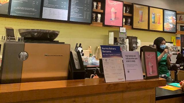 Pria Traktir Temannya yang Belum Pernah Minum di Starbucks