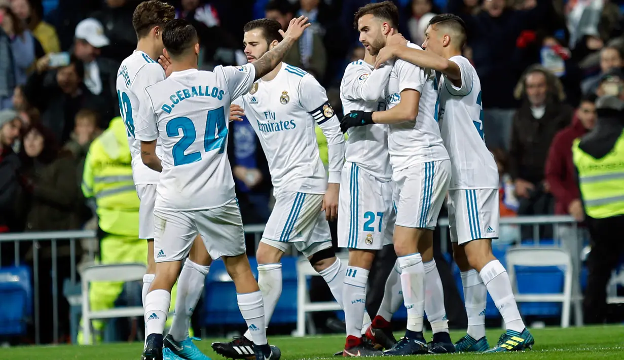 Pemain Real Madrid, Borja Mayoral mendapat ucapan selamat usai mencetak gol ke gawang Fuenlabrada pada laga Copa del Rey 2017-2018 di Stadion Santiago Bernabeu, Selasa (28/11). Madrid lolos ke 16 besar, meski bermain imbang 2-2. (AP Photo/Francisco Seco)