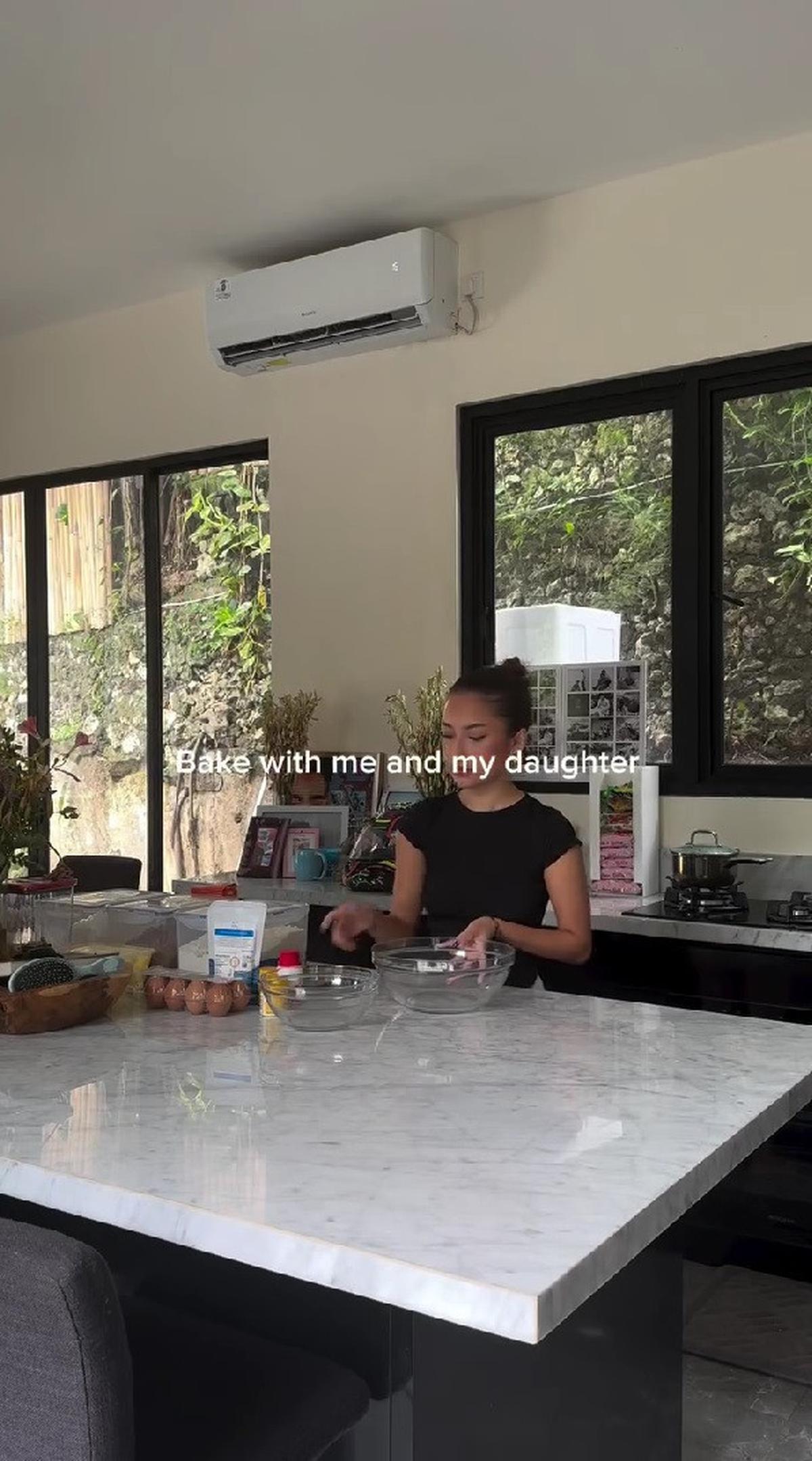 Momen Seru Jennifer Coppen Bikin Kue Bareng Kamari, Jadi Love Language Favorit