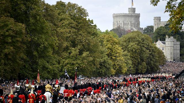 Haru Selimuti Prosesi Pemakaman Ratu Elizabeth II di Kastil Windsor
