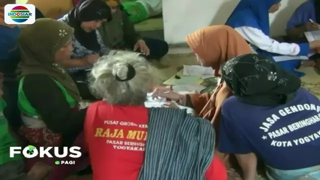 Buruh Gendong di Pasar Beringharjo Ngabuburit Belajar Baca Alquran
