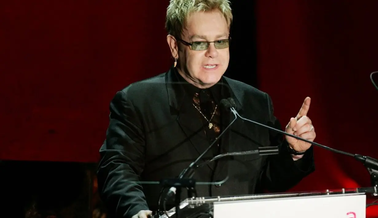 Siapa sih yang nggak tahu Elton John? Musisi legendaris ini terlahir dengan nama Reginald Kenneth Dwight.(EVAN AGOSTINI / GETTY IMAGES NORTH AMERICA / AFP)