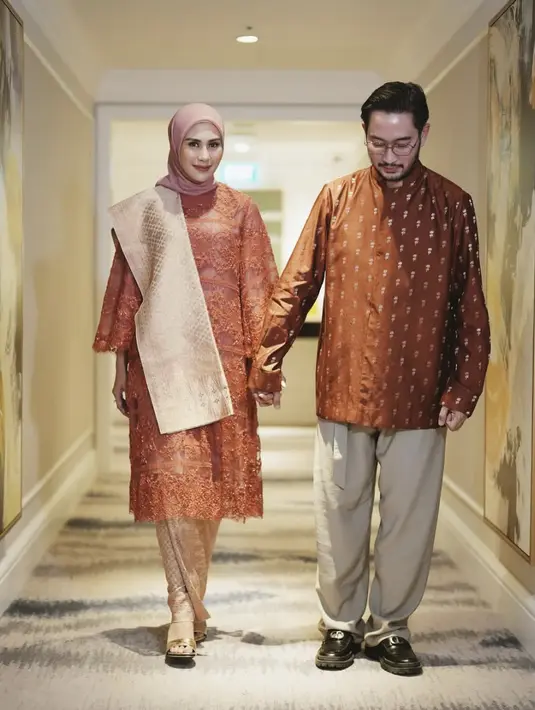 Secara keseluruhan paduan hijab yang digunakan disesuaikan dengan warna baju dengan dengan styling modern. [Foto: Instagram/ Syahnaz Sadiqah]