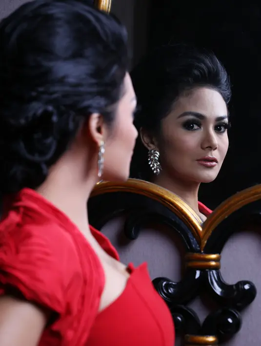 Krisdayanti tetap  menomorsatukan keluarga meski berkarya sebagai penyanyi dan juga bergelut di dunia akting. (M. Akrom Sukarya/Bintang.com)