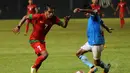 Penyerang Timnas Indonesia, Zulham Malik Zamrun mencoba menerobos pertahanan AFF All Star di laga persahabatan yang digelar di Stadion GBK Jakarta, (11/5/2014). (Liputan6.com/Helmi Fithriansyah)