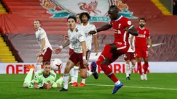 Duet Salah di lini depan Liverpool, Sadio Mane tercatat mampu mencetak 20 gol di ajang Liga Champions. Mane juga berjasa membawa Liverpool memenangi ajang tersebut pada 2018 lalu dan mengantarkan negaranya, Senegal mencapai runner-up piala Afrika 2019. (AFP/Pool/Jason Cairnduff)