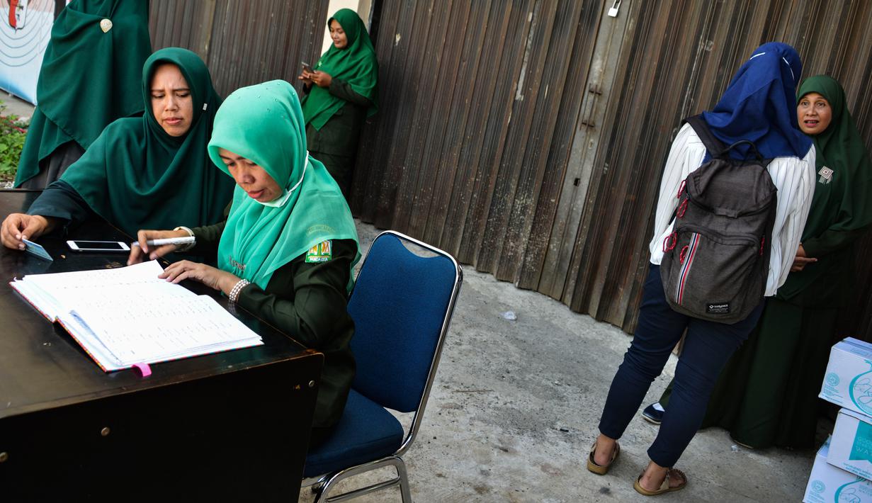 FOTO: Ada Razia Busana bagi Warga Aceh