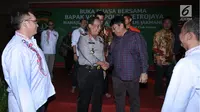 Wakapolda Metro Jaya, Brigjen Pol Suntana bersama Direktur Persija Gede Widiade usai pertemuan bersama manajemen dan pemain serta perwakilan suporter di Jakarta, Senin (19/6). Pertemuan mengedukasi para suporter Persija, (Liputan6.com/Helmi Fithriansyah)