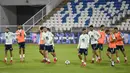 Para pemain Spanyol melakukan pemanasan selama sesi latihan di stadion Fadil Vokrri di Pristina (7/9/2021). Spanyol saat ini berada di puncak Grup B dengan poin 10 dari lima pertandingan. (AFP/Armend Nimani)