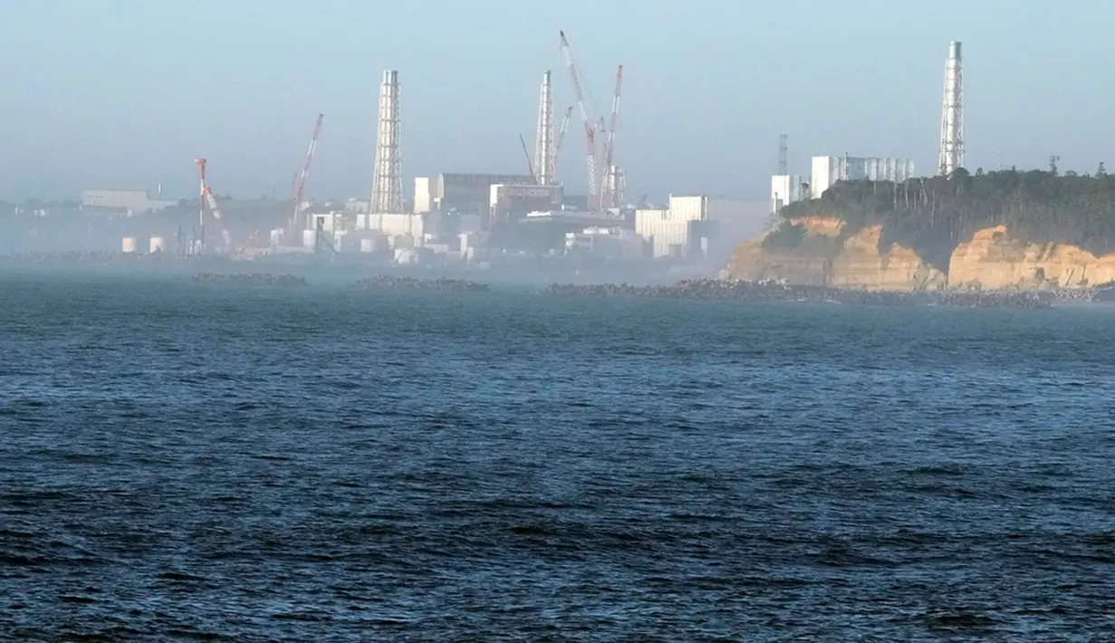 Pembuangan limbah nuklir dari PLTN Fukushima Daiichi menjadi sebuah langkah kontroversial, namun merupakan tonggak sejarah bagi perjuangan Jepang menghadapi persediaan air radioaktif yang terus meningkat. (Kyodo News via AP)