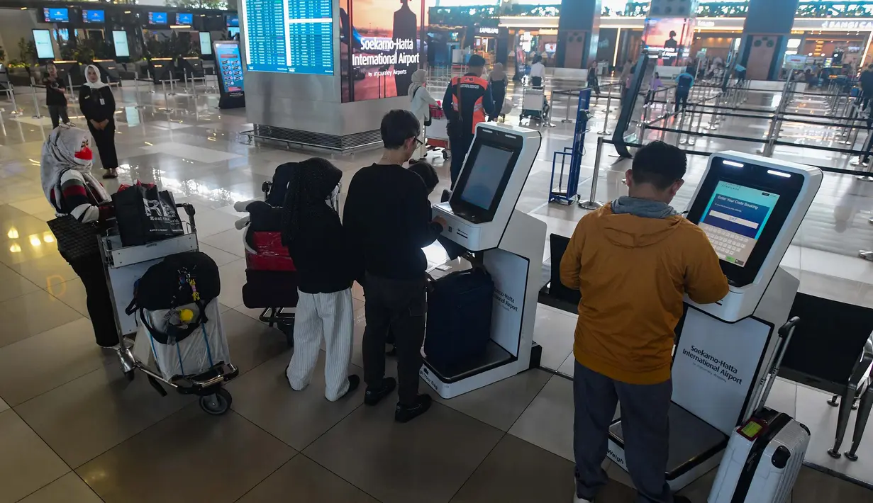 Seluruh bandara kelolaan InJourney akan beroperasi 24 jam penuh, apabila terjadi lonjakan penumpang dan kebutuhan operasional meningkat. Tampak dalam foto, calon penumpang saat berada di Terminal 3 Bandar Udara Internasional Soekarno–Hatta, Tangerang, Banten, Rabu (11/3/2026). (merdeka.com/Arie Basuki)