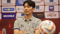 Pelatiih Timnas Korea Selatan U-17, Byun Sung-hwan, memberikan keterangan ke awak media sebelum pertandingan melawan Timnas Indonesia U-17 di di Hotel Sultan, Jakarta pada Selasa (28/08/2023). (Bola.com/Abdul Aziz).