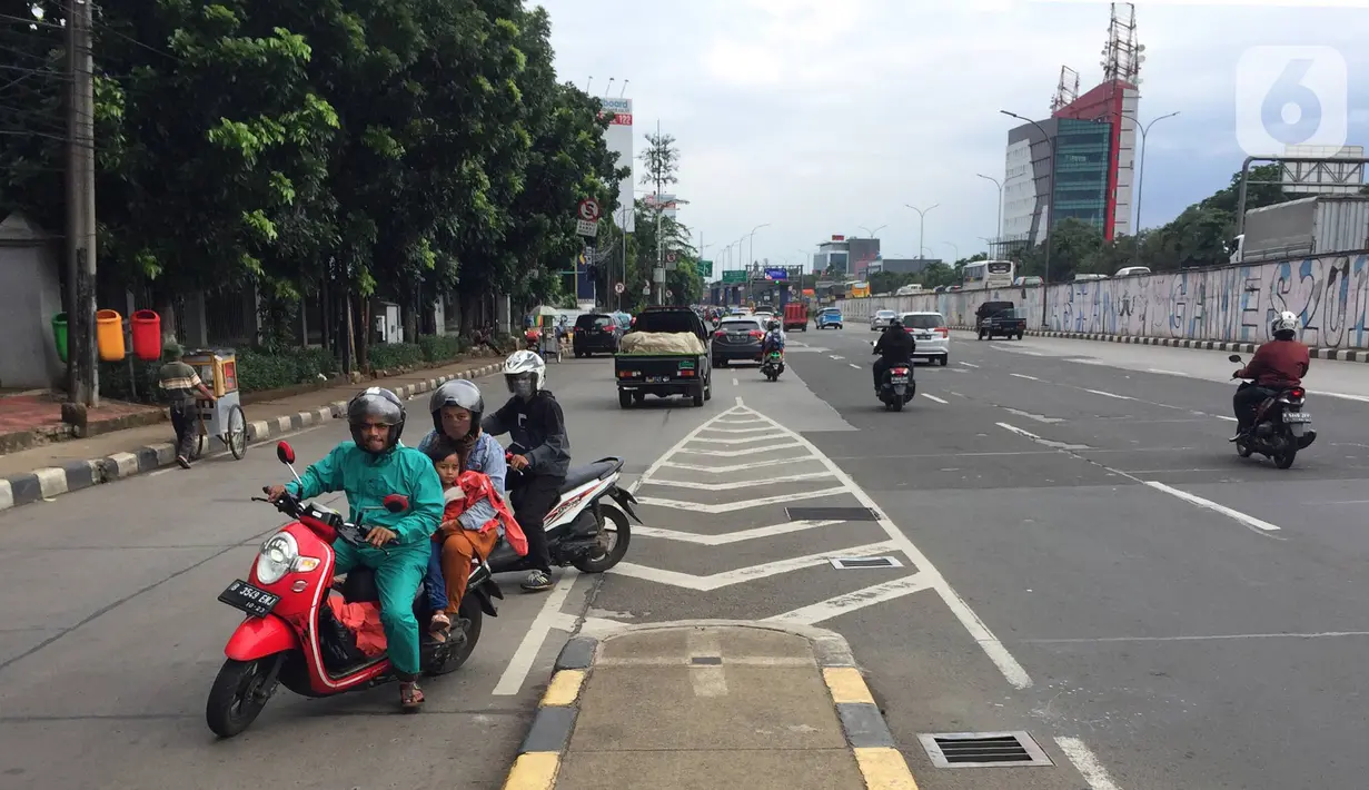 Pengendara sepeda motor melawan arus lalu lintas di sekitar flyover Tanjung Barat, Jakarta, Senin (17/2/2020). Pengendara sepeda motor nekat melawan arus lalu lintas meski perilaku buruk tersebut membahayakan keselamatan. (Liputan6.com/Immanuel Antonius)