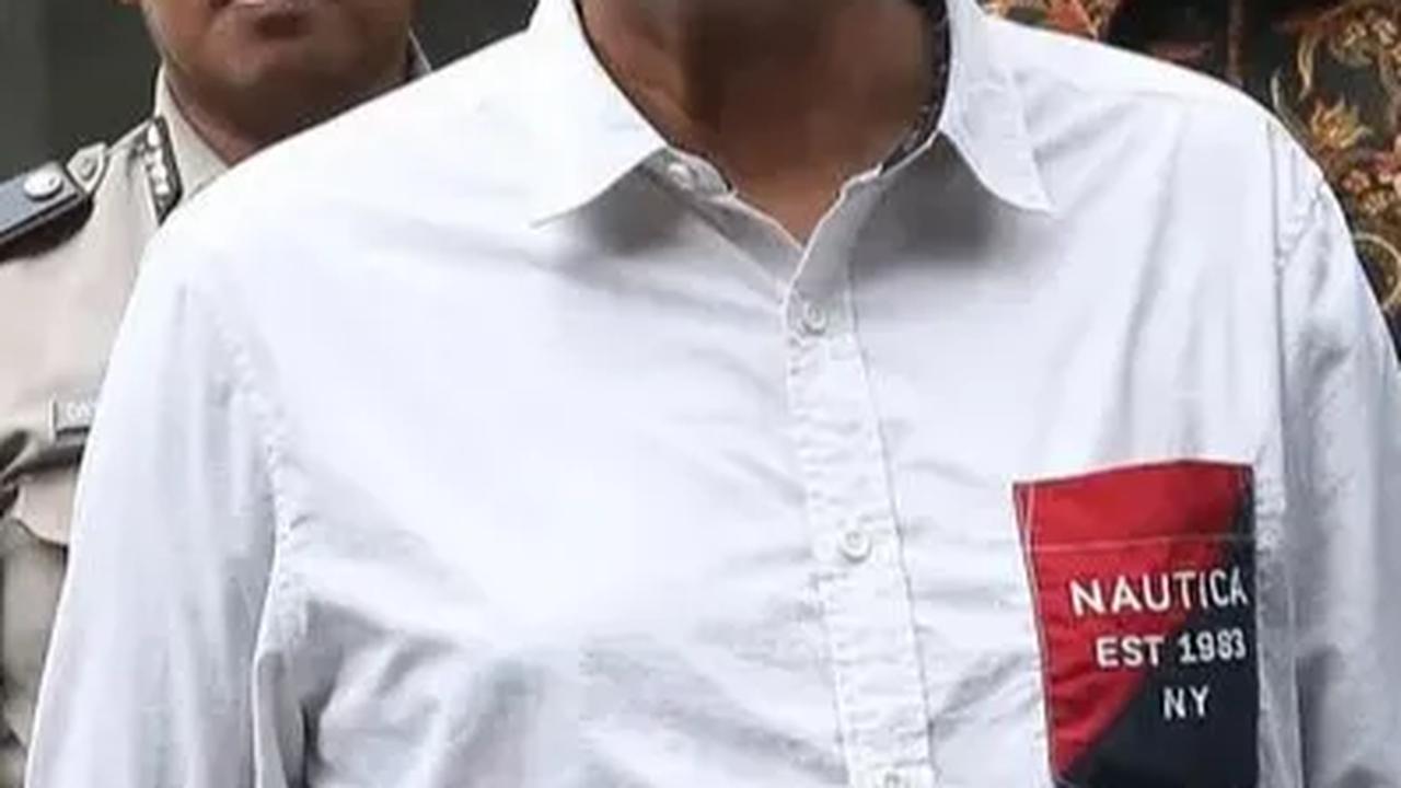 Tubagus juga mengatakan bahwa sejak Senin (13/11) hingga Selasa (14/11) Eddy Hiariej berada di Jakarta dan menjalankan rutinitas seperti biasa di Kantor Kemenkumham RI di Kuningan, Jakarta Selatan.<br>