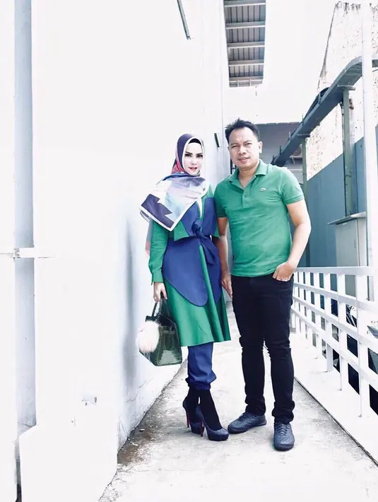 Terkait soal acara tv yang memperlihatkan dirinya marah-marah karena Vicky ketauan chatting dengan wanita lain. Saat itu Angel berperan sebagai security pelakor mengaku terpancing emosi dan mewakili perasaan wanita. (Instagram/vickyprasetyo777)