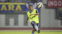 Striker Persib Bandung, Samsul Arif, pemanasan jelang laga persahabatan melawan PS Polri di Stadion Wibawa Mukti, Bekasi, Sabtu (12/3/2016). (Bola.com/Vitalis Yogi Trisna)