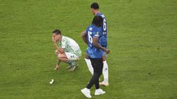 Pemain Real Betis, Antony tertunduk lesu di akhir laga final UEFA Conference League melawan Chelsea di Tarczynski Arena, Wroclaw, Polandia, Kamis (29/05/2025) dini hari WIB. (AP Photo/Darko Vojinovic)