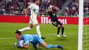 Penjaga gawang Elche Edgar Badia melakukan penyelamatan saat melawan Real Madrid pada pertandingan sepak bola La Liga Spanyol di Stadion Martinez Valero, Elche, Spanyol, 19 Oktober 2022. Real Madrid mengalahkan Elche dengan skor 3-0. (AP Photo/Alberto Saiz)