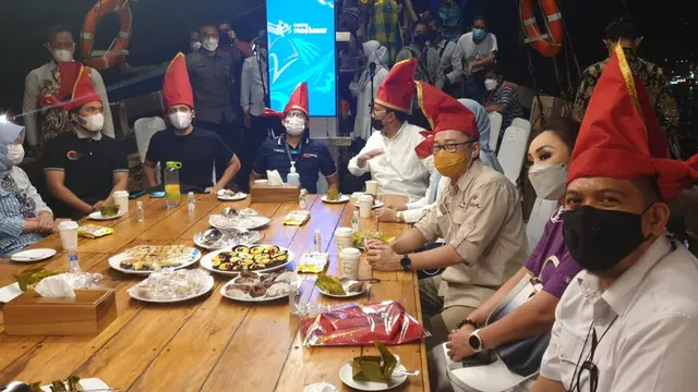 Sandiaga Uno dan Atta Halilintar di atas kapal Phinisi (ist)