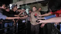 Menteri Kehutanan Zulkifli Hasan mendatangi gedung Komisi Pemberantasan Korupsi (KPK), Jakarta, Selasa (24/6/14). (Liputan6.com/Johan Tallo)