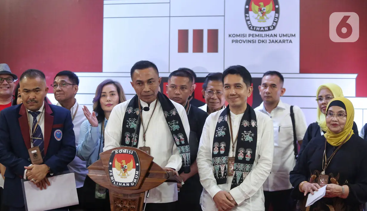 Pasangan dari jalur independen di Pemilihan Gubernur DKI Jakarta, Dharma Pongrekun-Kun Wardana ini resmi mendaftar ke Komisi Pemilihan Umum (KPU) Provinsi Jakarta,  Kamis (29/8/2024) malam. (Liputan6.com/Angga Yuniar)