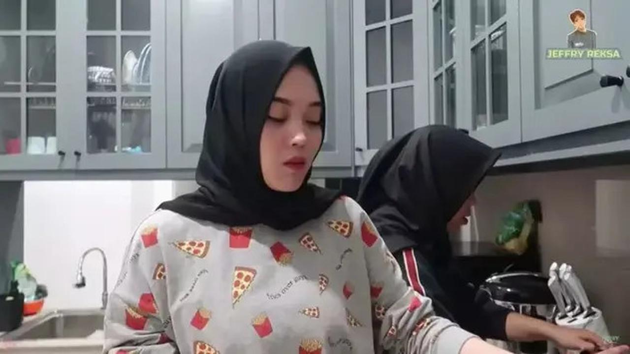 Potret Dapur Rumah Putri Delina, Desain American Classic dengan Sentuhan Tosca