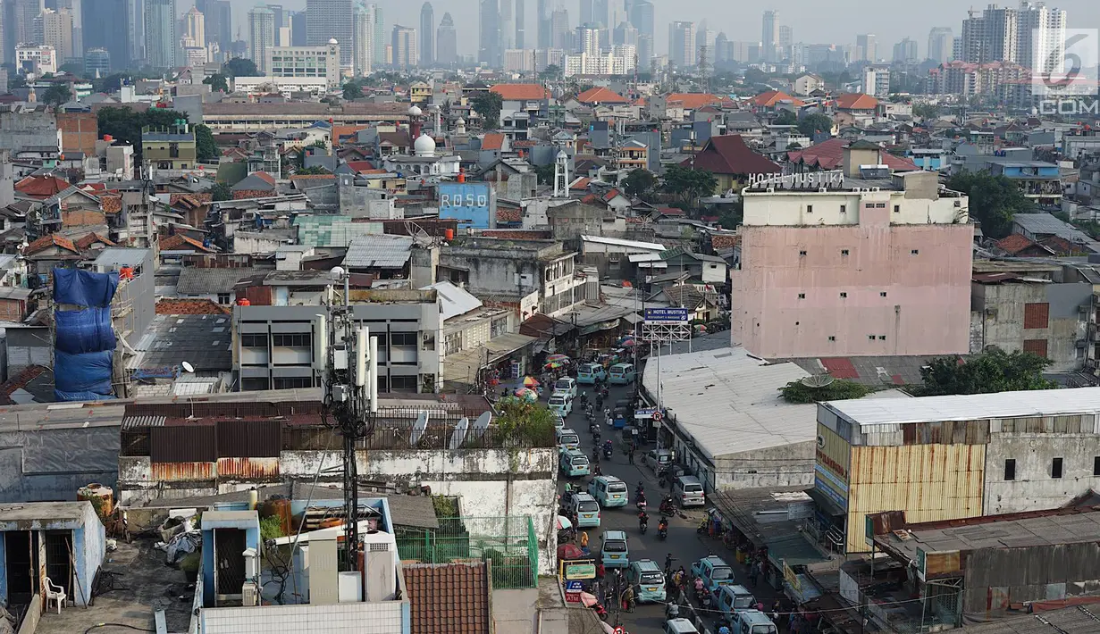 Lansekap pemukiman penduduk berlatar gedung bertingkat terlihat dari Tanah Abang, Jakarta, Selasa (21/5). Laporan Oxford Economics berjudul Global Cities 2018 menyebut Jakarta akan jadi kota dengan jumlah penduduk terbesar di dunia pada 2035, yakni 38 juta jiwa. (Liputan6.com/Immanuel Antonius)