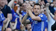 Kapten tim Chelsea John Terry usai pertandingan melawan Sunderland di Stamford Bridge, Chelsea, Inggris, Minggu (21/5). Pertandingan ini menjadi pertandingan terakhir John Terry atas debutnya di The Blues (AP Photo/ Frank Augstein)