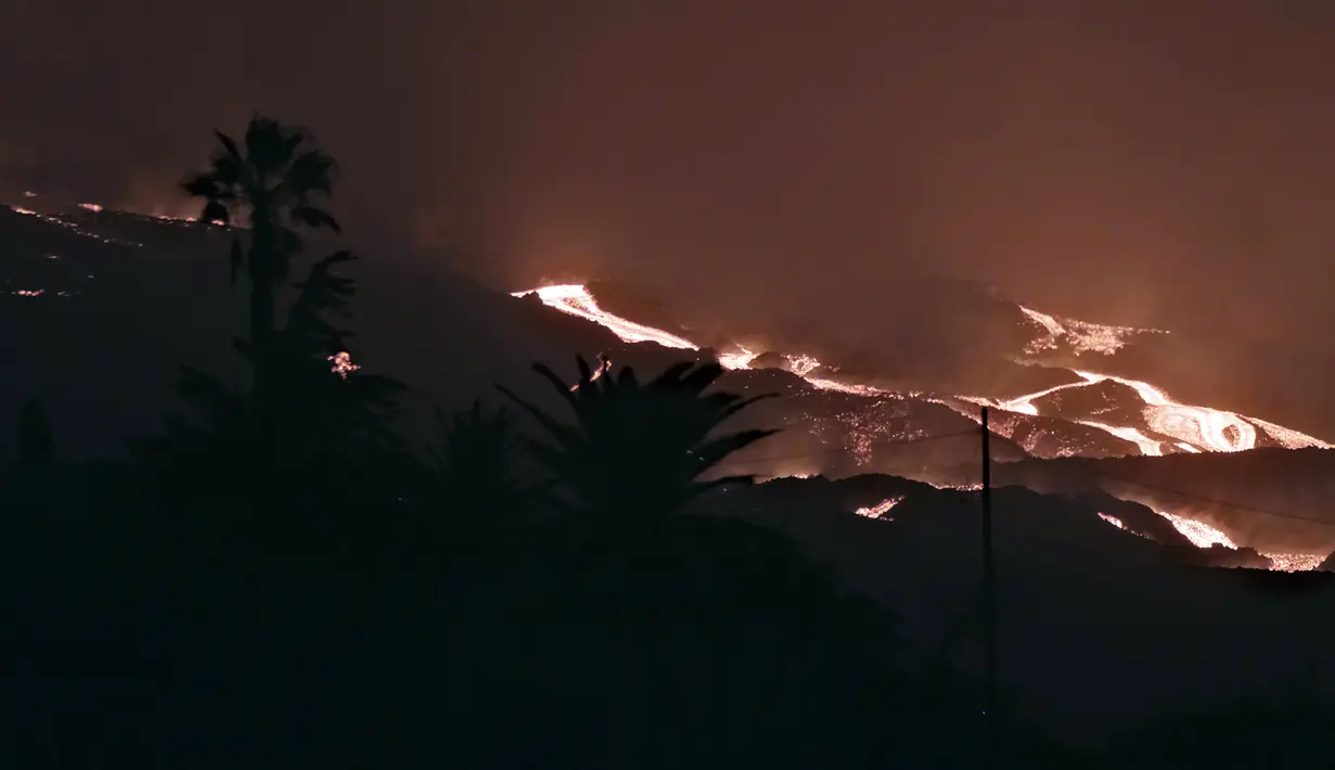 Gunung berapi Cumbre Vieja memuntahkan lava saat terus meletus di pulau Canary La Palma, Spanyol pada Sabtu (16/10/2021). Gunung berapi di salah satu Kepulauan Canary di barat laut Afrika sejauh ini telah menghancurkan lebih dari 1.800 bangunan, sebagian besar rumah. (AP Photo/Daniel Roca)