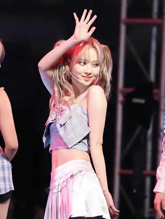 Warna rambut baru ini membuatnya tampil beda dan sekilas sulit dikenali. Apalagi dengan styling kuncir dua yang diterapkan, Winter dipuji makin imut.