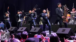 Tokyo Ska Paradise Orchestra saat mengajak ribuan penonton untuk berjoget ska di Java Jazz Festival 2016 di Jakarta, Jumat (4/3). Tokyo Ska Paradise Orchestra dibentuk pada tahun 1988 oleh perkusi Asa-Chang. (Liputan6.com/Angga Yuniar)